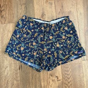 Patagonia - Women’s 5” Baggies shorts in black floral - size S